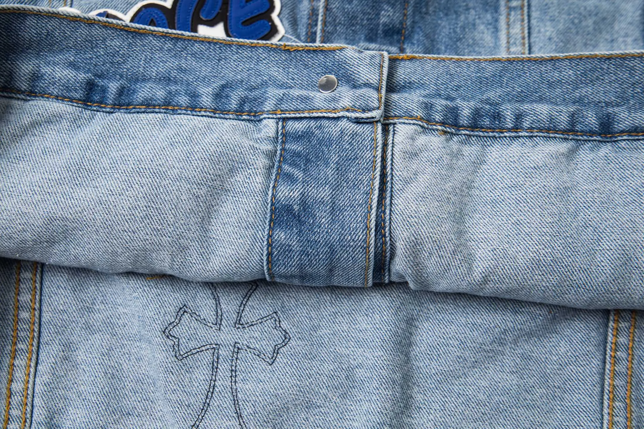 P320 ChromeHearts/Cro Hearts Cartoon Letter Chapter Cross Patchwork Leather Denim Jacket If you are obsessed with ChromeHearts, you can check it out. The same style for celebrities. Chrome Hearts is a very representative shirt jacket. The upper body of both men and women is really amazing, and it is the same style as Yu Shuxin and Angelababy! Recommended loose style for girls, super sweet! As soon as you go out, you will turn heads‼ ️This jacket really closes your eyes. Style number: 1857# (same style pants are available) Color: light blue Size: S M L XL